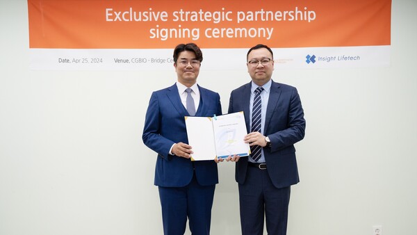 시지바이오 유현승 대표(왼쪽)와 인사이트 라이프테크 로스 랑(Ross Rang) 부사장이 업무협약을 체결한 후 기념 촬영을 하고 있다. (사진제공: 시지바이오)