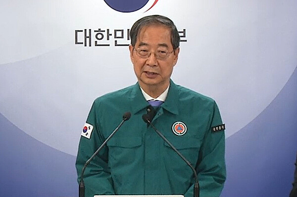 한덕수 국무총리는 16일 의대 정원 관련 대국민 담화문을 통해 법원이 집행정지 가처분 신청을 기각한 만큼 교수와 전공의, 의대생들도 복귀하라고 했다.