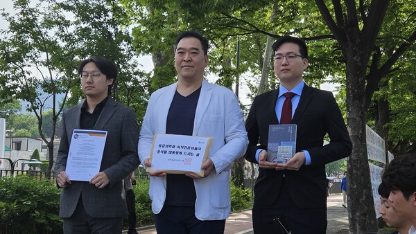 (왼쪽부터) 응급의학과를 사직한 김찬규 씨, 대한응급의학과의사회 이형민 회장, 전호 씨는 22일 용산 대통령실을 찾아 응급의학과 사직 전공의들이 참여한 〈응급실, 우리들의 24시간〉과 편지를 전달했다(ⓒ청년의사).