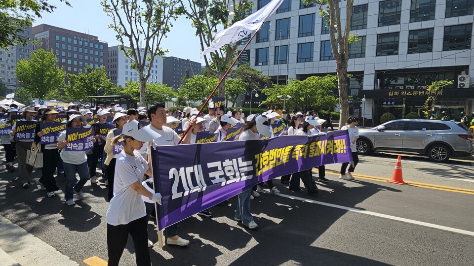 간호사와 간호대생은 결의대회가 끝난 후 국민의힘과 더불어민주당 당사 앞까지 행진했다(ⓒ청년의사).