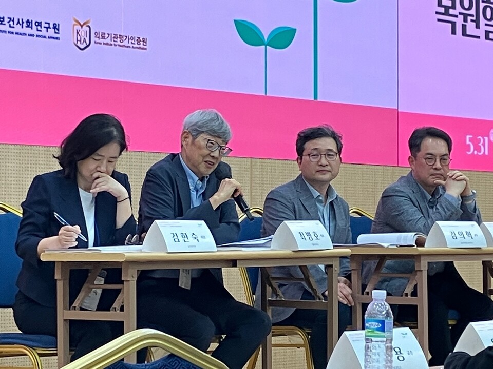 한국보건행정학회가 '2024 전기학술대회'에서 개최한 '필수의료 인력공급 혁신 가능한가' 세션에서는 전문의 중심 병원을 두고 이해관계자들 간 우려가 쏟아졌다. 사진은 왼쪽부터 보건복지부 김한숙 의료정책과장, 가톨릭의대 최병호 교수, 일산차병원 산부인과 김의혁 교수, 대한의사협회 이세영 보험이사다(ⓒ청년의사).