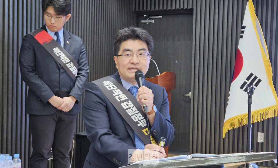 서울의대 비대위원장을 지낸 방재승 교수는 9일 전국의사대표자대회에서 국민 지지를 호소했다(ⓒ청년의사).