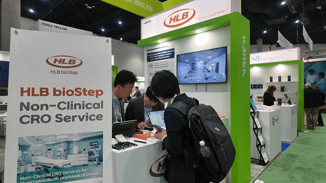 바이오USA 2024 홍보 부스에서 HLB바이오스텝 김종호 부사장이 참관객을 맞이하고 있다. 