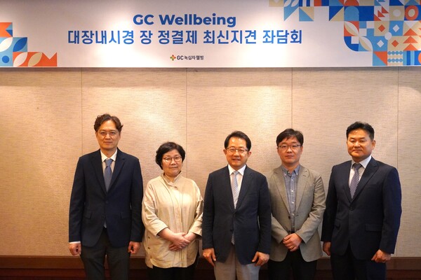 (좌측부터) 신촌 세브란스병원 박재준 교수, 고신대복음병원 박선자 교수, 하이큐홍내과 홍광일 원장, 삼성탑내과 윤중원 원장, 녹십자웰빙 김재왕 본부장 (사진제공: GC녹십자웰빙)