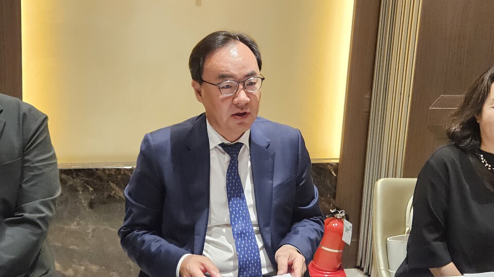 대한의학회 이진우 회장은 11일 기자간담회에서 휴진에 나서기 전에 정부가 전향적인 태도로 정책 전환에 적극 나서달라고 촉구했다(ⓒ청년의사).