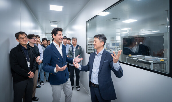 대웅제약 박성수 대표(오른쪽)가 대웅제약 톡신 생산시설을 설명하고 있다.