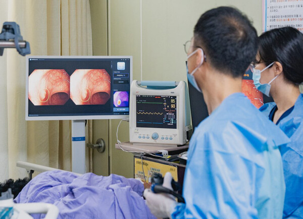 전주예수병원 의료진이 웨이메드 엔도를 사용하고 있다. (사진제공: 웨이센)