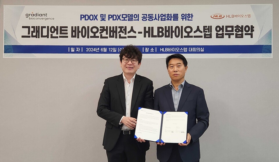 그래디언트 바이오컨버전스 이진근 대표(왼쪽)와 HLB바이오스텝 문정환 대표(오른쪽)는 지난 12일 HLB바이오스텝 대회의실에서 암환자 유래 오가노이드 마우스 이식 모델(PDOX) 공동사업을 위한 업무협약을 체결했다.