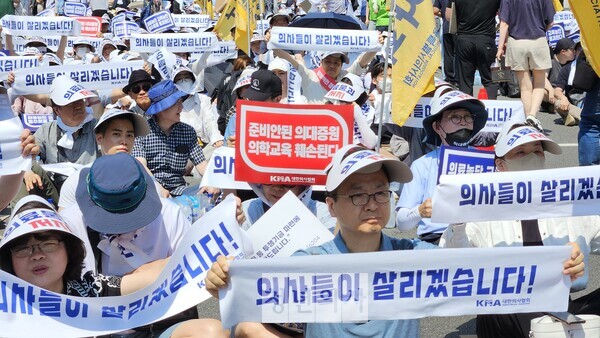 18일 열린 대한의사협회 총궐기대회에 참석한 의사들은 의료농단으로 꺼져 가는 의료를 심폐소생하겠다고 외쳤다(ⓒ청년의사).