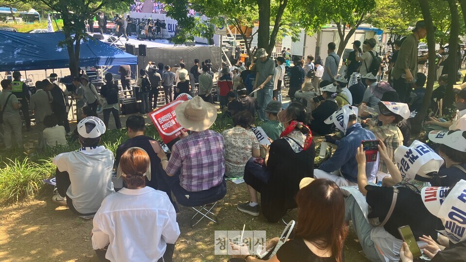 이날 여의대로를 가득 메운 의사들의 구호 행렬은 여의도 공원으로 길게 이어졌다(ⓒ청년의사).