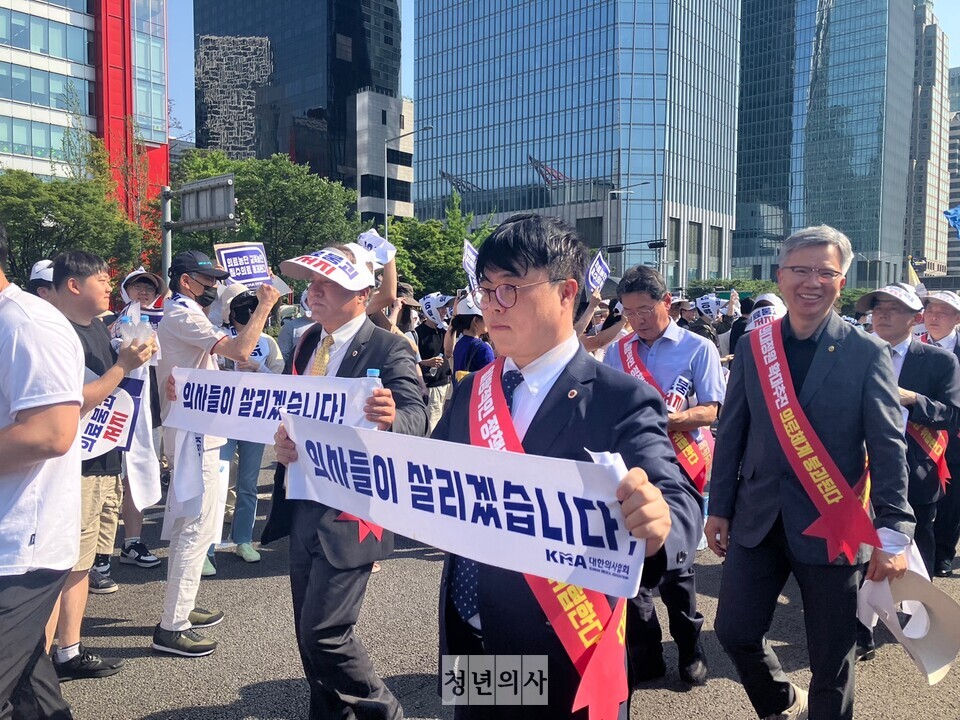 정부 확인 결과 18일 대한의사협회 집단휴진에 참여한 개원의 비율은 업무개시명령을 받은 기관 중 14.9%인 것으로 나타났다.