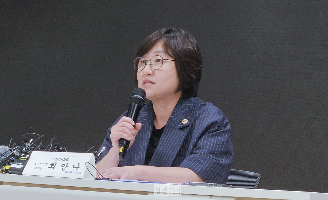 대한의사협회가 교수와 전공의 등을 포함한 새로운 투쟁 협의체를 구성한다.