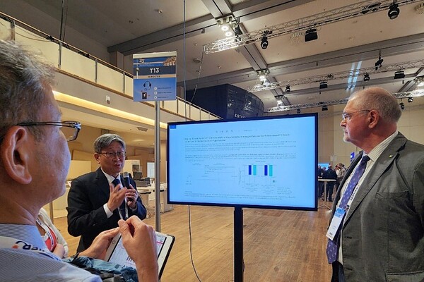 독일 베를린에서 열린 유럽고혈압학회(ESH)에 참석한 동국의대 심장내과 이무용 교수(왼쪽에서 둘째)가 1일(현지시각) 한미약품의 저용량 고혈압 3제 복합제 임상 연구 내용이 담긴 포스터를 토대로 참석자들에게 설명하고 있다. (사진제공: 한미약품)