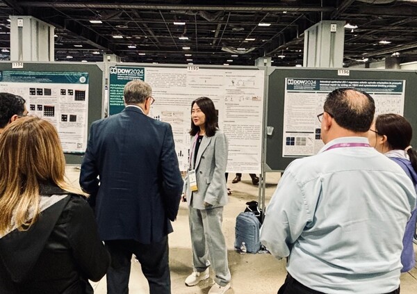 부산대 약대 임은옥 교수(가운데)가 펙수프라잔의 NSAID 유발 손상 예방 기초연구 결과를 해외의료진에 소개하고 있다. (사진제공: 대웅제약)