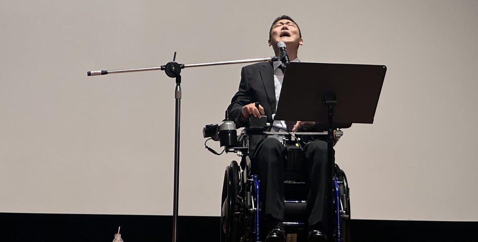 더 크로스로 활동 중인 가수 김혁건 씨가 21일 세브란스병원 은명대강당에서 청년의사 주최로 열린 HiPex 2024(Hospital Innovation and Patient Experience Conference 2024, 하이펙스 2024)에서 ‘역경을 딛고 절망에서 희망으로 가는 길’을 주제로 강연 후 노래를 부르는 모습(©청년의사).