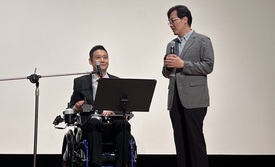 김혁건 씨가 긴 투병생활 중 자신을 치료한 의사 중 가장 만나고 싶다고 밝힌 국제성모병원 재활의학과 이범석 교수(사진 우)와 함께 무대에 선 모습. 이 교수는 김 씨가 국립재활원에 입원해 있는 동안 치료했다(©청년의사).