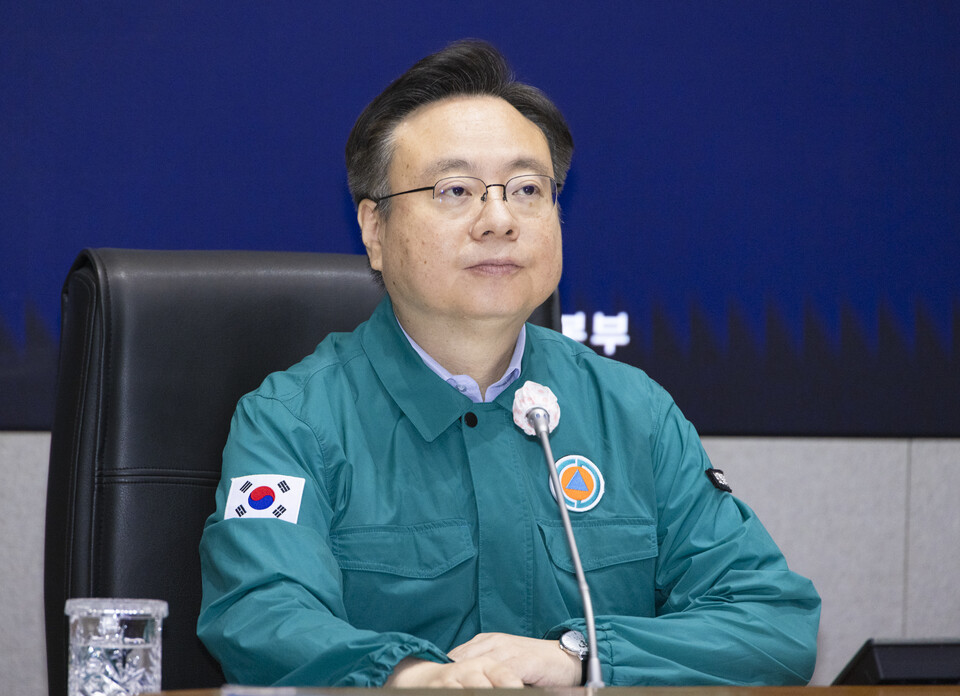 보건복지부 조규홍 장관은 25일 오전 '의사 집단행동 중앙재난안전대책본부' 회의 모두발언에서 복귀가 어려운 전공의를 6월 말까지 사직처리하라고 했다(사진 제공 : 보건복지부).