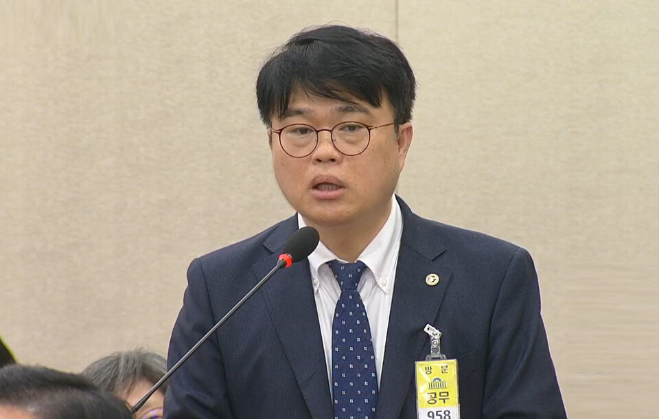 임현택 대한의사협회장이 '올바른 의료를 위한 특별위원회' 결정이라면 정부와 대화하겠다(국회방송 유튜브 공식 채널 청문회 생중계 화면 갈무리).