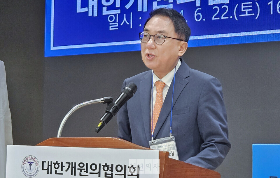 박근태 대한개원의협의회장이 임기를 시작했다. 사진은 지난 22일 대개협 회장 선거 당시 정견발표 모습(ⓒ청년의사).