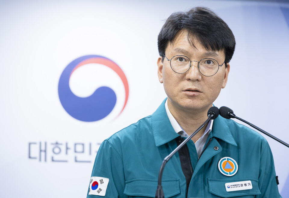 보건복지부 권병기 필수의료지원관은 2일 오전 '의사 집단행동 중앙재난안전대책본부' 정례 브리핑에서 집단사직 전공의 사직서 수리는 사직서 수리 금지명령 철회 시점은 6월 4일 기준이 원칙이라고 강조했다(사진 제공 : 보건복지부).