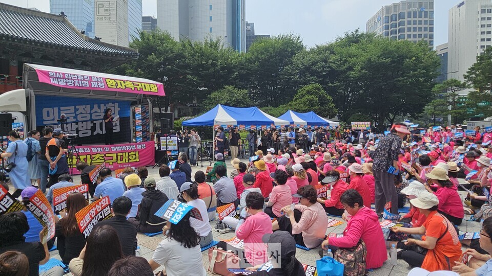 이날 환자촉구대회에는 전국에서 모인 환자와 환자 보호자 300명(경찰 추산)이 참석했다(ⓒ청년의사).