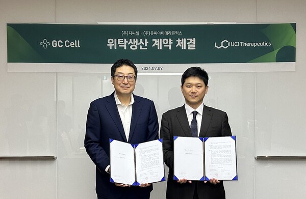 지난 9일 지씨셀 본사에서 진행된 CDMO 계약 체결식 모습. 지씨셀 제임스박 대표(왼쪽)와 유씨아이테라퓨틱스 정수영 대표(오른쪽).