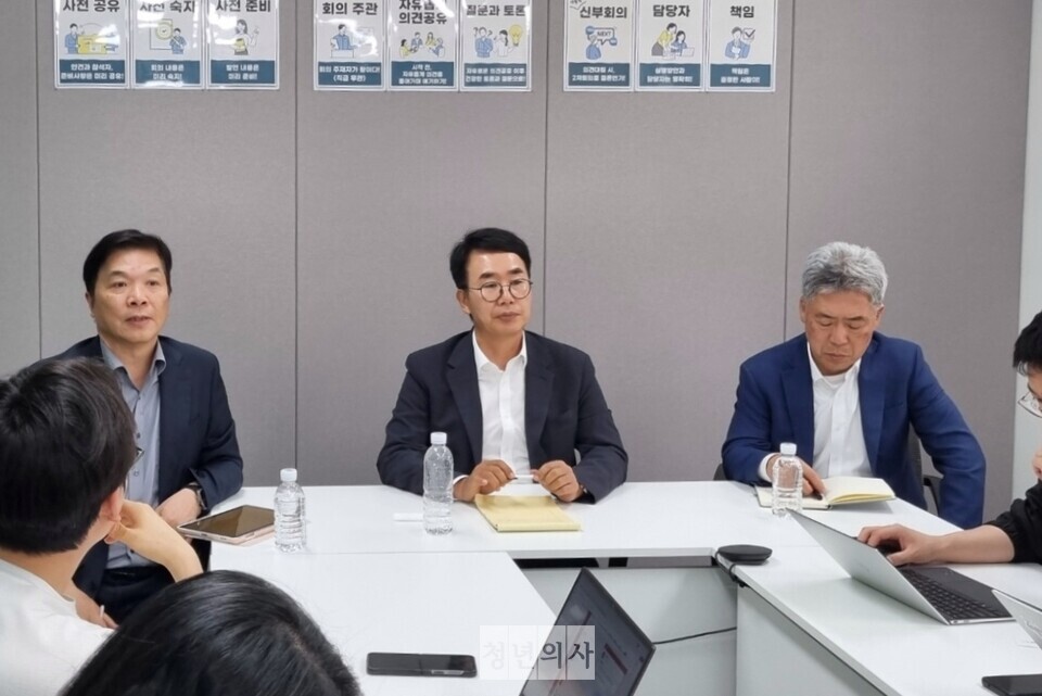 사진은 지난 5월 17일 서울 강남구 KT선릉타워에서 열린 에이치엘비 기자 간담회 모습. (왼쪽부터) HLB그룹 한용해 CTO, HLB그룹 진양곤 회장, 엘레바테라퓨틱스 정세호 대표(©청년의사).