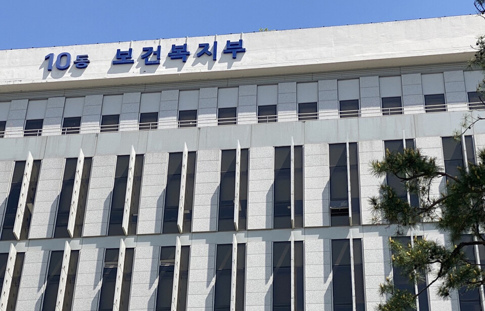 보건복지부가 "9월 하반기 모집에 응시하지 않는 전공의는 내년 3월 복귀가 불가능하다"는 입장을 밝히자 의대 교수들이 반발했다(ⓒ청년의사).