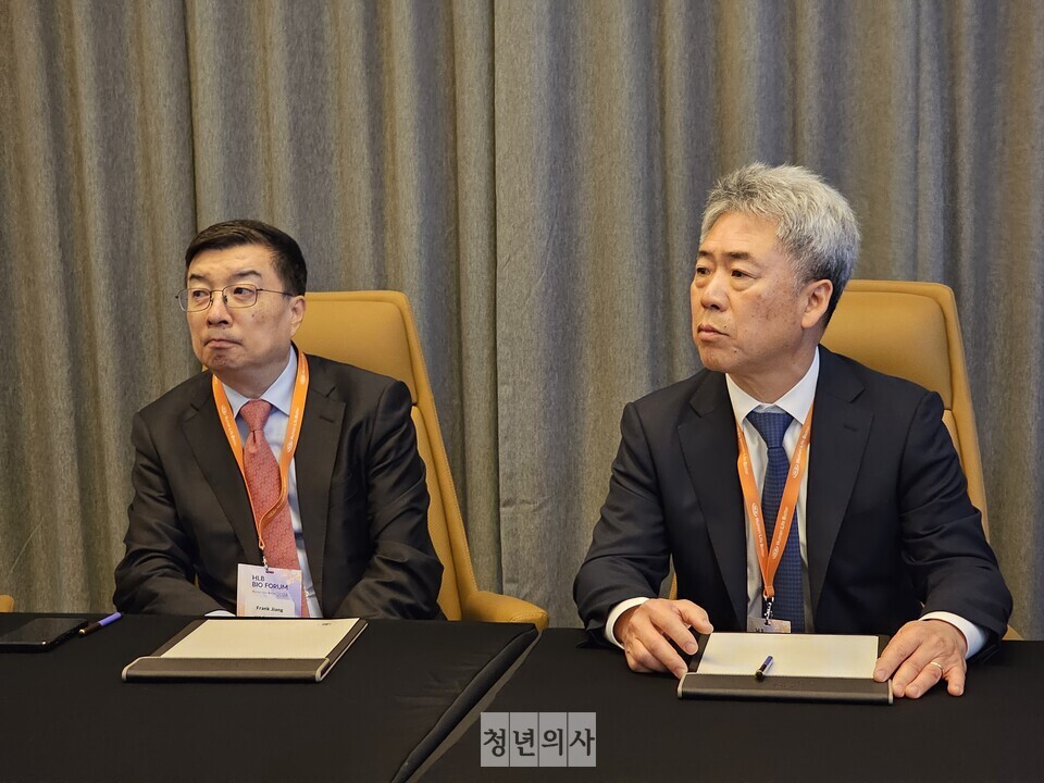 지난 5월 23일 진행된 HLB 바이오포럼에서 항서제약 프랭크 지앙 부사장(왼쪽)과 엘레바 테라퓨틱스 정세호 대표(오른쪽)가 기자들의 질문에 답하고 있다.