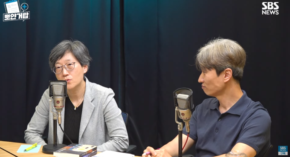 (왼쪽부터) 서울의대-서울대병원 교수협의회 비상대책위원회 강희경 위원장과 서울의대 비대위 홍보팀장인 오승원 교수는 지난 11일 SBS 뉴스 팟캐스트 '뽀얀거탑'에 나와 현 사태에 대한 해결 방안 등을 밝혔다(사진출처: SBS뉴스 유튜브 화면 캡쳐).