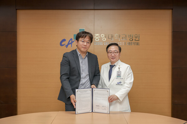 뷰노-중앙대학교병원 MOU 협약식에 참석한 뷰노 이예하 대표(왼쪽)와 중앙대병원 권정택 원장 (사진제공: 뷰노)