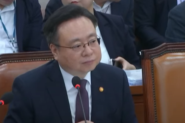 더불어민주당 서영석 의원은 의대 정원 2,000명 증원 근거 자료제출 요구에 불응한 보건복지부 태도를 지적했다(국회인터넷의사중계 화면 갈무리).