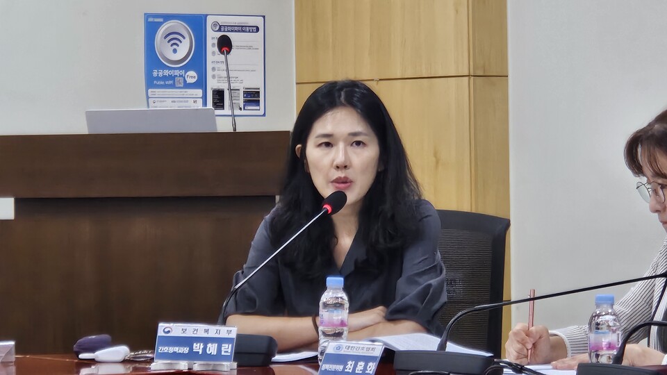 보건복지부 간호정책과 박혜린 과장은 16일 국회에서 열린 '간호법 제정 국회 토론회'에서 국민의힘에서 발의된 간호법안 내 진료지원 간호사의 업무가 명시됐다고 해서 간호사가 모든 업무를 할 수 있는 것은 아니라고 해명했다(ⓒ청년의사).