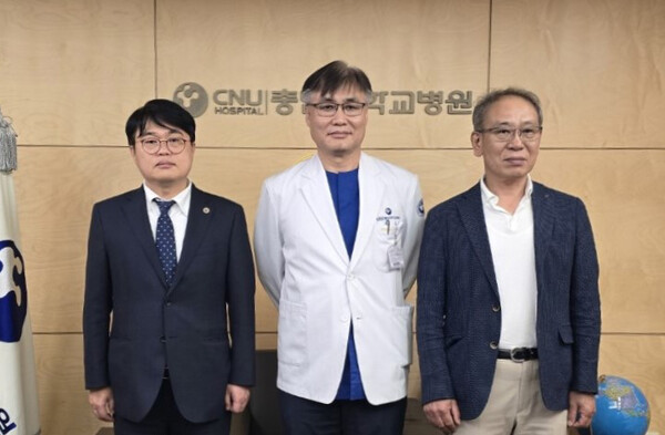 왼쪽부터) 임현택 대한의사협회장과 조강희 충남대병원장, 임정혁 대전시의사회장은 16일 오전 충남대병원에서 면담을 갖고 경영난 등 현안에 대해 이야기 나눴다(사진제공: 의협).