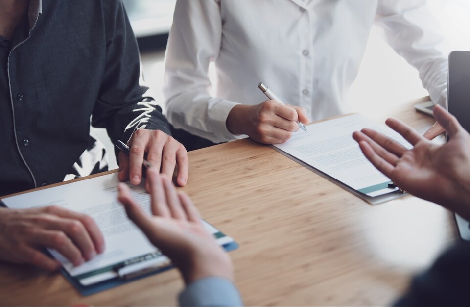 전공의들에게 합의서나 동의서를 작성하면 2월 29일 자로 사직서를 처리하겠다고 안내하는 수련병원이 늘었다(사진출처: 게티이미지).