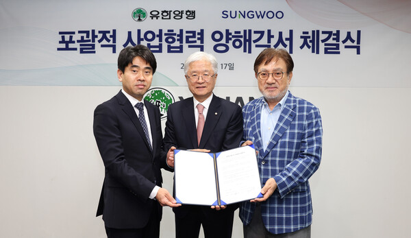 (왼쪽부터) 성우전자 조일현 대표, 유한양행 조욱제 대표, 성우전자 조성면 회장 (사진제공: 유한양행)