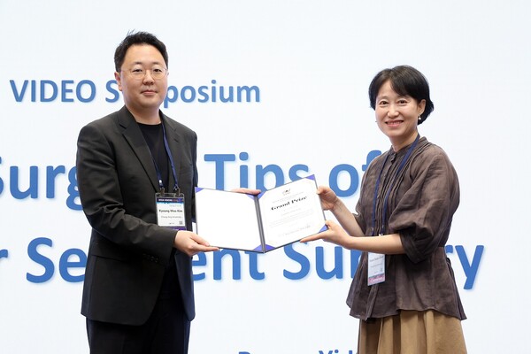 한국백내장굴절수술학회 에서 김경우 교수(왼쪽)가 최우수상을 수상하고 있다. (사진제공: 중앙대병원)
