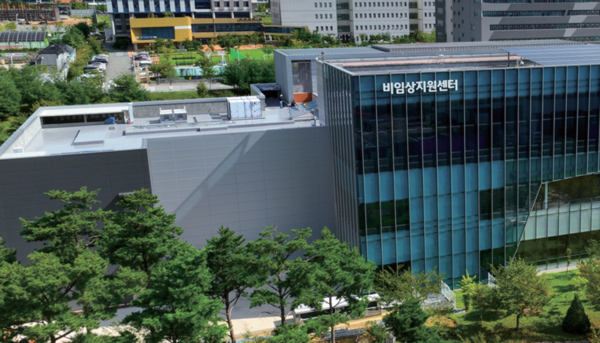 KBIOHealth 비임상지원센터 첨단동물모델평가동(왼쪽 건물).