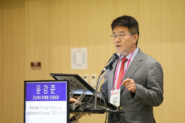 강남베드로병원 윤강준 대표원장 척추신기술학회 발표 모습.