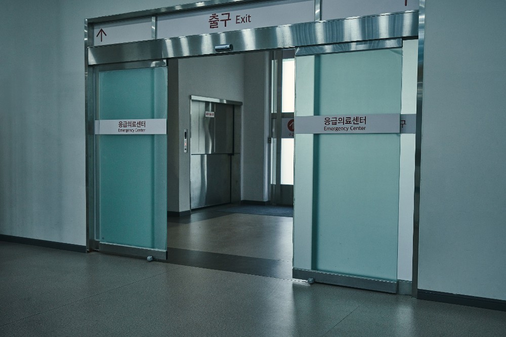 대한응급의학회가 응급실 운영 중단을 막기 위한 방안으로 "다른 전문 과목 인력 활용"을 검토하겠다고 하자 강한 유감을 표했다(사진출처: 게티이미지).