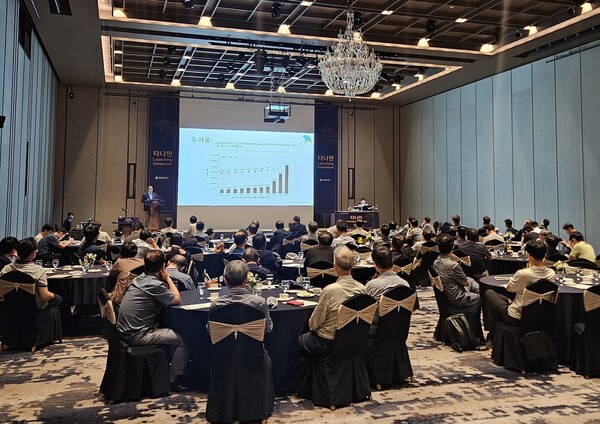 부산에서 개최된 타나민 런칭 심포지엄에서 서정화 교수가 강연하고 있다.