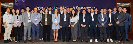 2024 글로벌 바이오텍 쇼케이스에 초청된 해외 벤처캐피탈 투자자, 국내 기업 발표자 및 국가신약개발사업단이 모여 단체 사진을 촬영하고 있다.