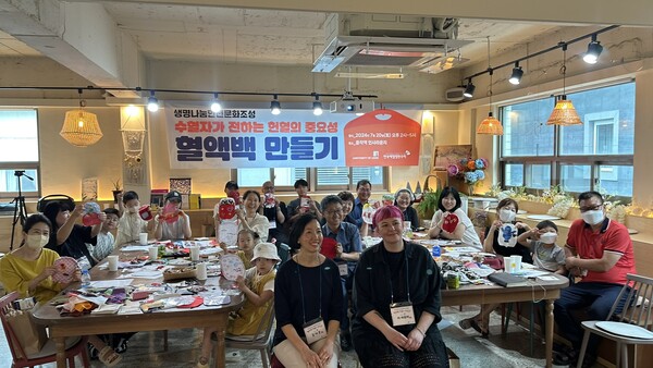 한국백혈병환우회와 영국 리즈대학교가 공동으로 추진하는 공익 프로젝트 헌혈백 만들기 워크샵 참석자들이 기념사진을 촬영했다. (사진제공: 한국백혈병환우회)