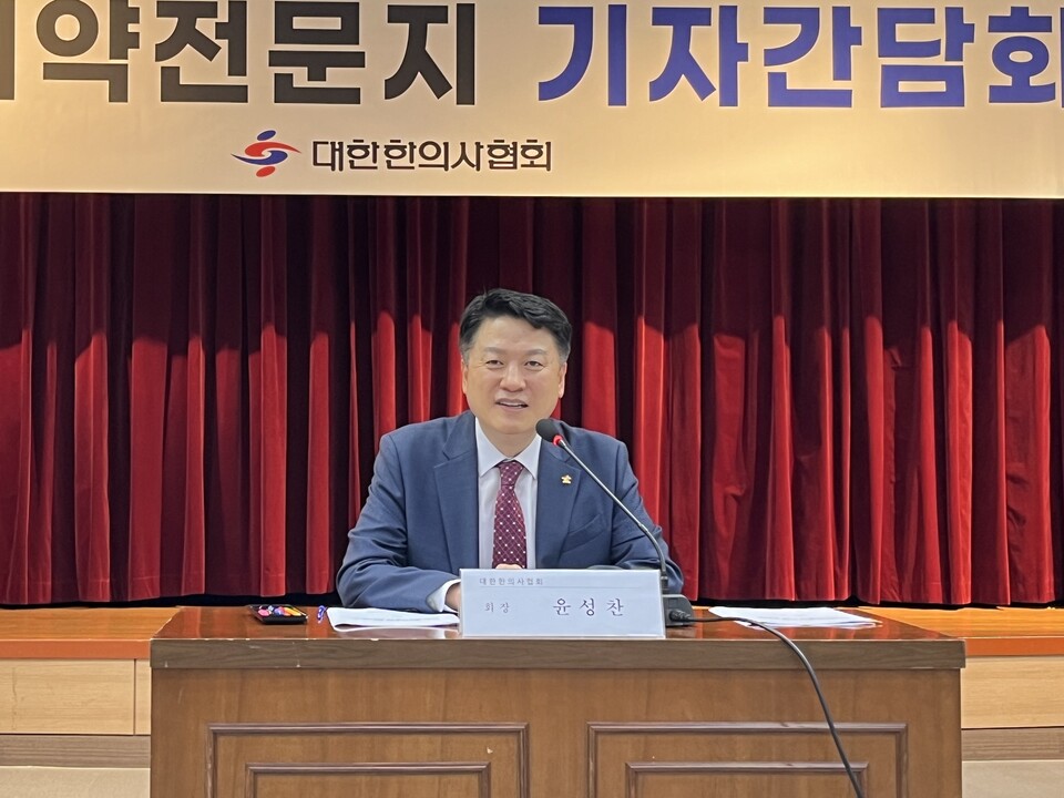 대한한의사협회 윤성찬 회장이 기울어진 운동장을 정상화하기 위해 최우선 과제로 ‘실손의료보험 한의 비급여 보장’과 ‘한의사의 진단기기 활용 행위 급여화’를 꼽았다(사진출처: 대한한의사협회).