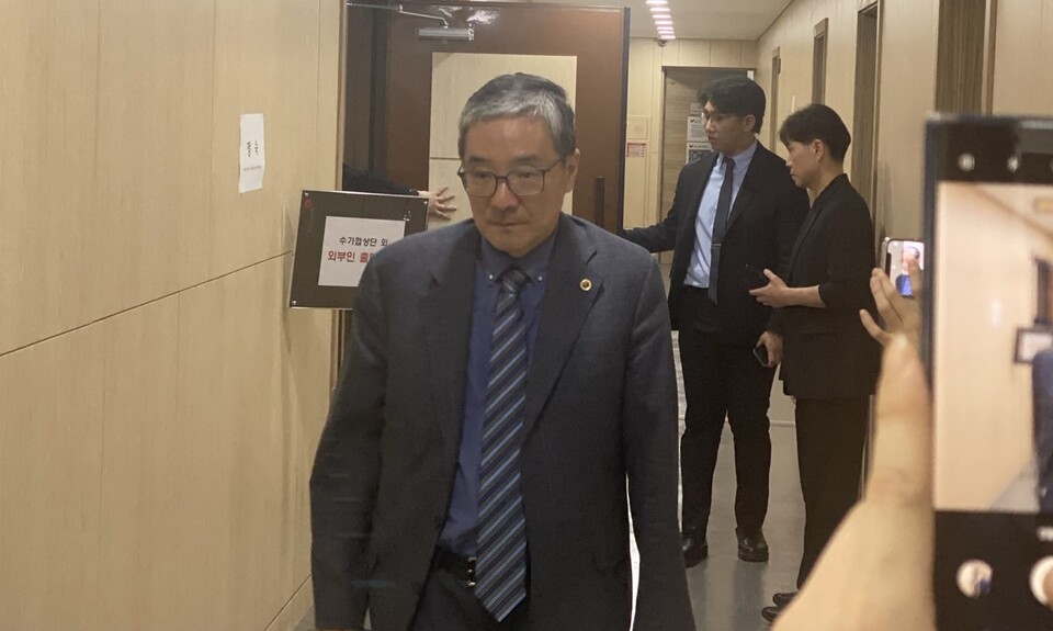 지난 5월 31일 오후 국민건강보험공단과 협상을 마치고 나오는 대한의사협회 수가협상단 최성호 단장(부회장) 모습. 최 단장은 이후 협상 결렬을 선언했다(©청년의사).