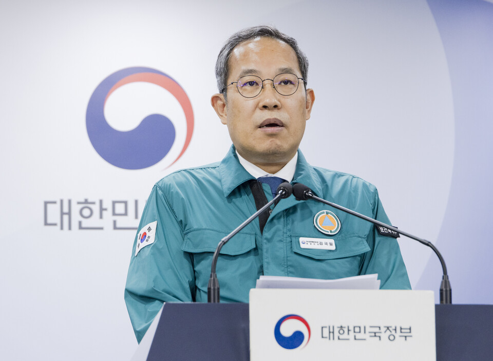 보건복지부 김국일 보건의료정책관은 30일 오전 ‘의사 집단행동 중앙재난안전대책본부’ 정례 브리핑에서 전공의들의 복귀가 요원하더라도 비상진료대책을 보강하며 9월 중 전문의 중심 병원 시범사업을 추진할 수 있도록 노력하겠다고 밝혔다(사진제공: 보건복지부).