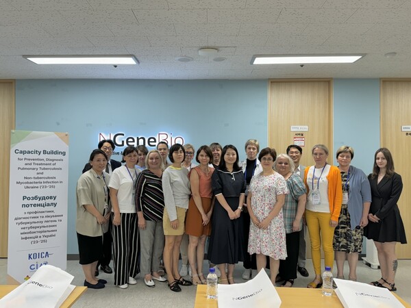 엔젠바이오 진단개발본부 김지연 본부장과 내방한 우크라이나 결핵 전문의료진 강의 기념 사진.