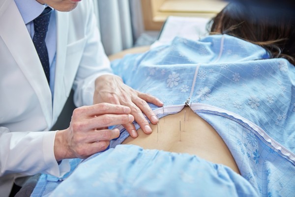 건강보험과 자동차보험에서 한방을 선택 사항으로 분리해야 한다는 주장이 또 나왔다(사진출처: 게티이미지).