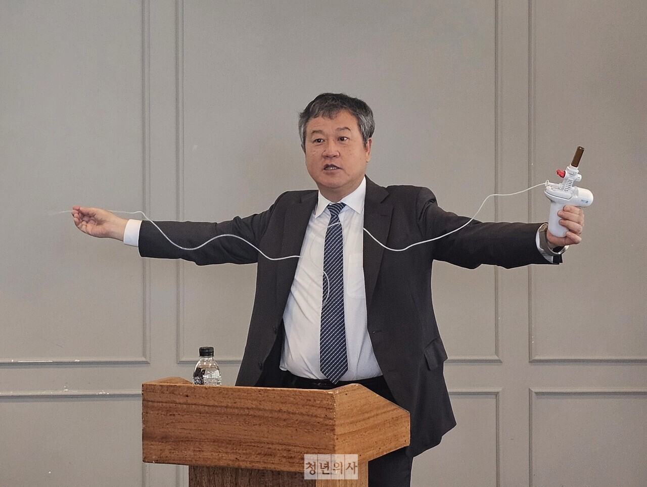 1일 넥스트바이오메디컬 IPO 기자간담회에서 이돈행 대표가 넥스파우더 제품을 소개하고 있다.