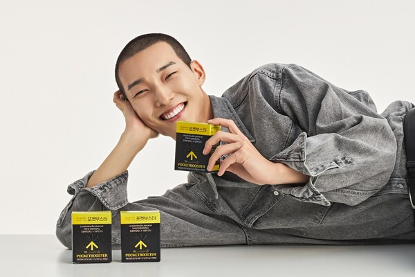 '포켓부스터'와 제품 모델로 선정된 우상혁 선수 (사진제공: 유한양행)